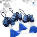 Bolsita étnica con colgante de borla de pavo real de algodón tie-dye